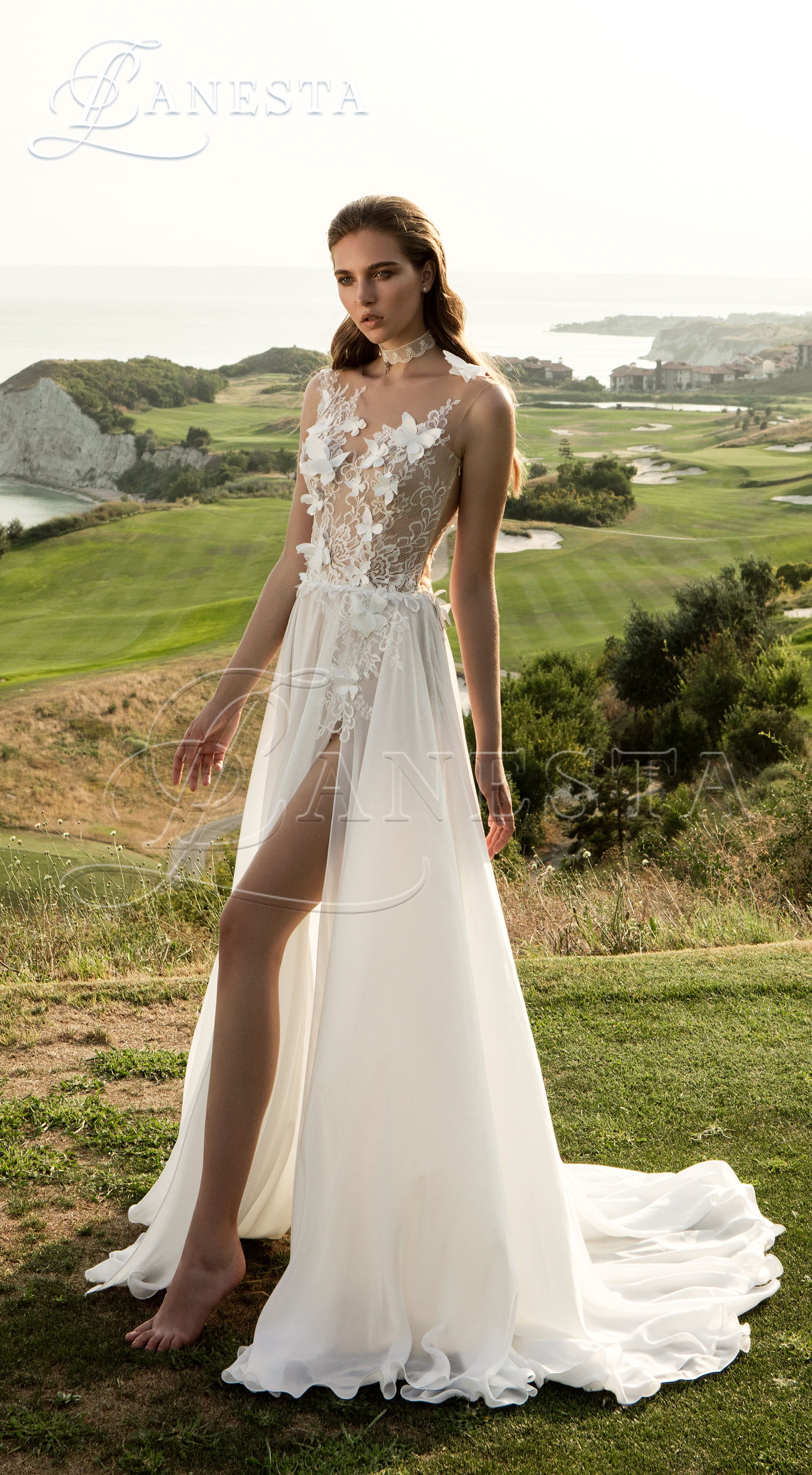 Свадебное платье с объемными вставками